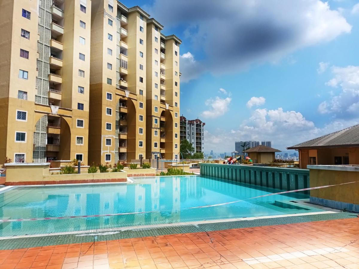 3 Bedrooms With Pool Hanan Ketumbar Heights Apartment